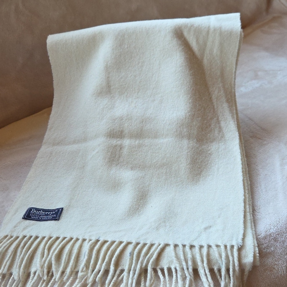Burberry Luxurious Cream Lambswool Scarf‎ 🧣 - Picture 3 of 6